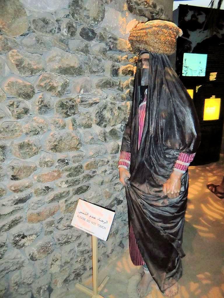 Dubai Museum Frau in traditioneller Kleidung