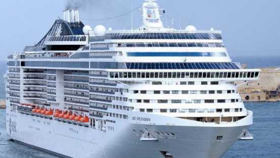 Großes weißes Kreuzfahrtschiff der MSC-Flotte auf offener See, bereit für eine unvergessliche Hochseekreuzfahrt