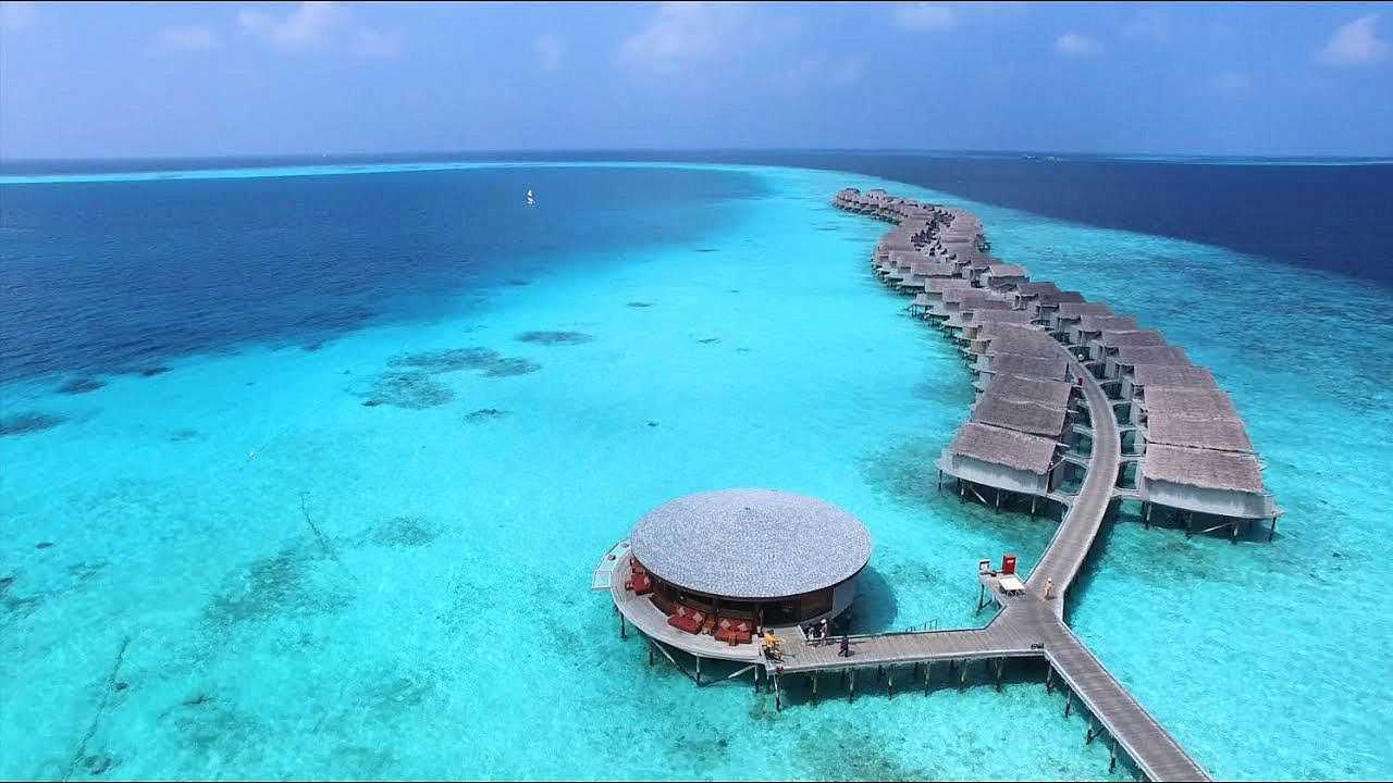 Luxuriöse Wasserbungalows auf den Malediven mit türkisblauem Meer