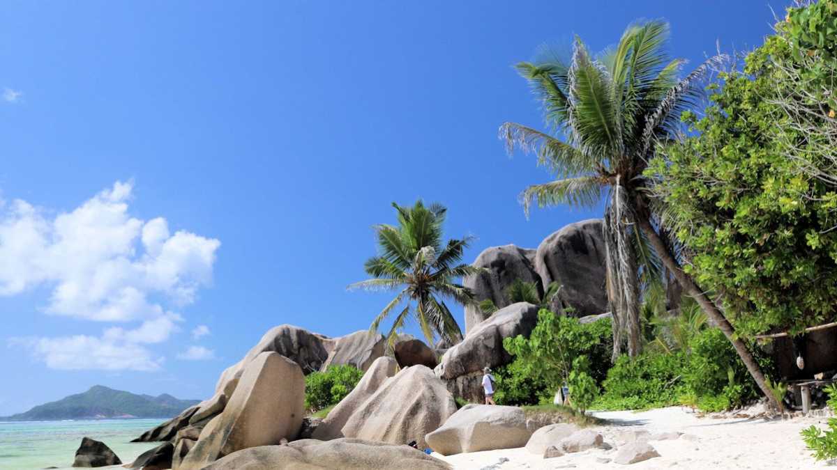Traumstrand Anse Source d’Argent auf La Digue, Seychellen mit Granitfelsen und Palmen