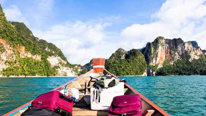 Reisebaustein - Longtailboot mit Reisegepäck im Khao Sok Nationalpark in Thailand