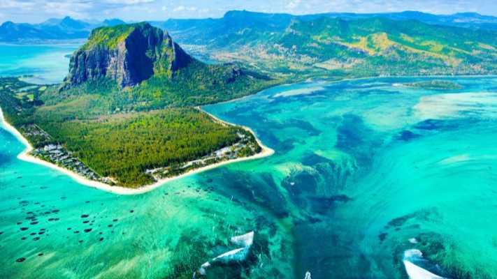 Atemberaubende Aussicht auf Le Morne Brabant und türkisfarbenes Meer auf Mauritius – inspirierende Reiseideen prüfen