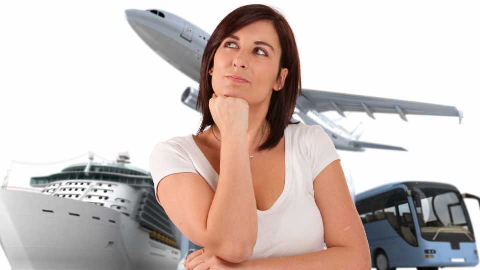 Reiseplanung leicht gemacht – Reisebausteine im Überblick Nachdenkliche Frau mit Flugzeug, Kreuzfahrtschiff und Reisebus im Hintergrund, symbolisiert Reiseplanung und Transportmöglichkeiten