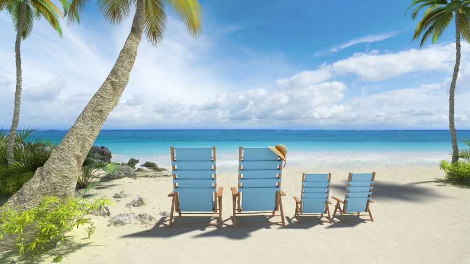 Entspannen am Strand – Urlaub mit Blick aufs Meer Vier Liegestühle in verschiedenen Größen am Sandstrand unter Palmen mit Blick auf das türkisfarbene Meer, einer mit Strohhut dekoriert